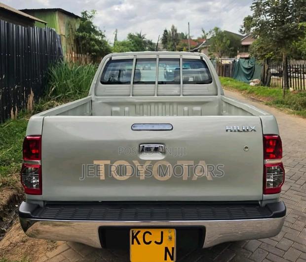 Toyota Hilux 2002 Silver