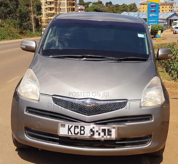 Toyota Ractis 2010 Silver
