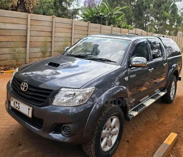 Toyota Hilux 2012 Gray