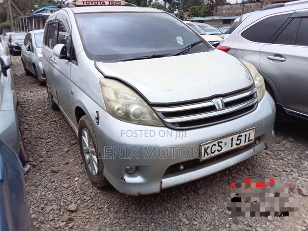 Toyota ISIS 1.8 L 2WD 2012 Silver