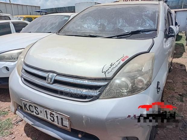 Toyota ISIS 1.8 L 2WD 2012 Silver