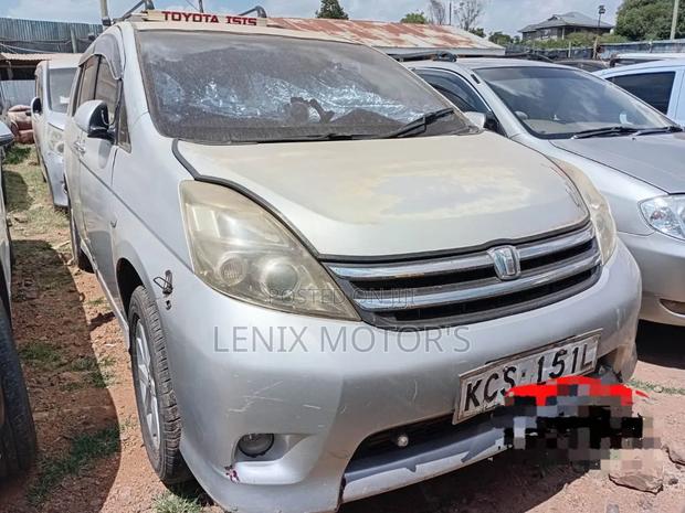 Toyota ISIS 1.8 L 2WD 2012 Silver