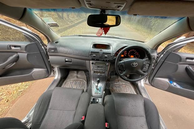 Toyota Avensis 2005 Gold