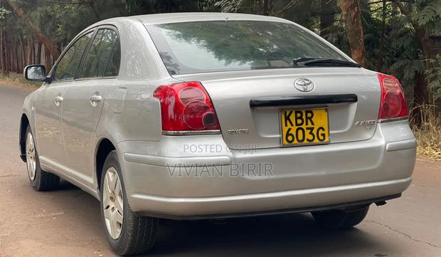 Toyota Avensis 2005 Gold