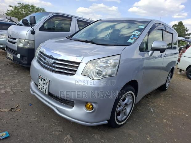 Toyota Noah 2.0 158hp FWD (8 Seater) 2012 Gray
