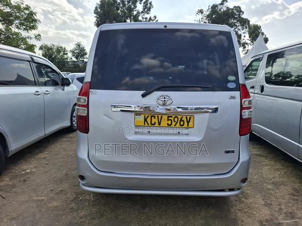 Toyota Noah 2.0 158hp FWD (8 Seater) 2012 Gray
