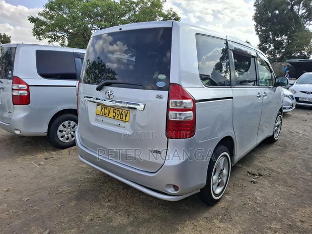 Toyota Noah 2.0 158hp FWD (8 Seater) 2012 Gray