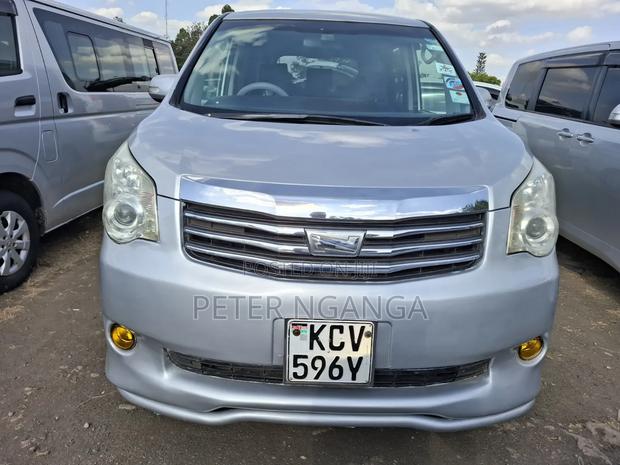 Toyota Noah 2.0 158hp FWD (8 Seater) 2012 Gray
