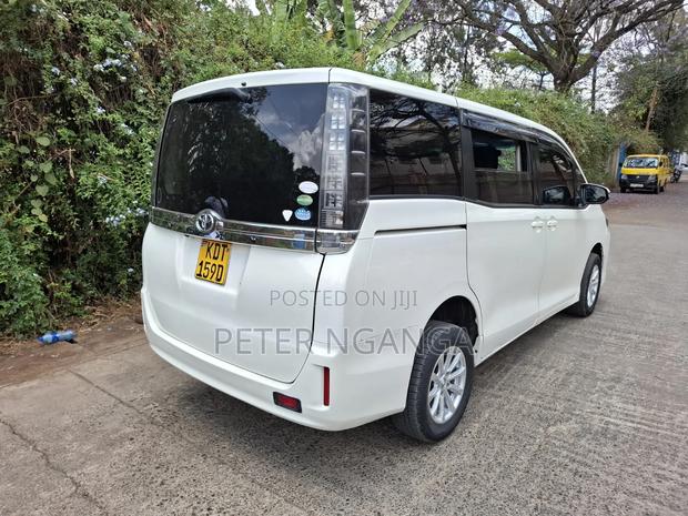 Toyota Noah 2.0 FWD (8 Seater) 2017 White