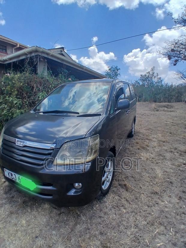 Toyota Noah 2.0 FWD (8 Seater) 2002 Black