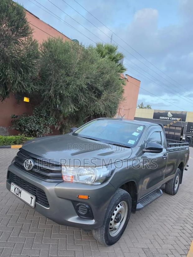 Toyota Hilux 2023 Gray