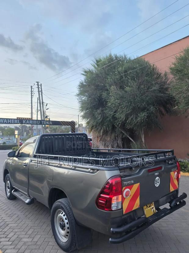 Toyota Hilux 2023 Gray