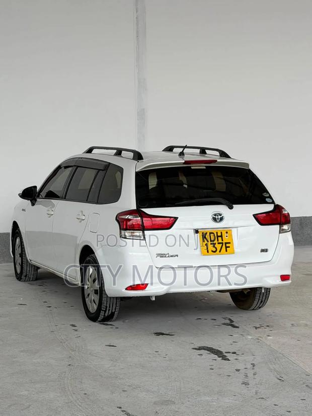 Toyota Corolla Fielder 1.5 Hybrid FWD 2015 White