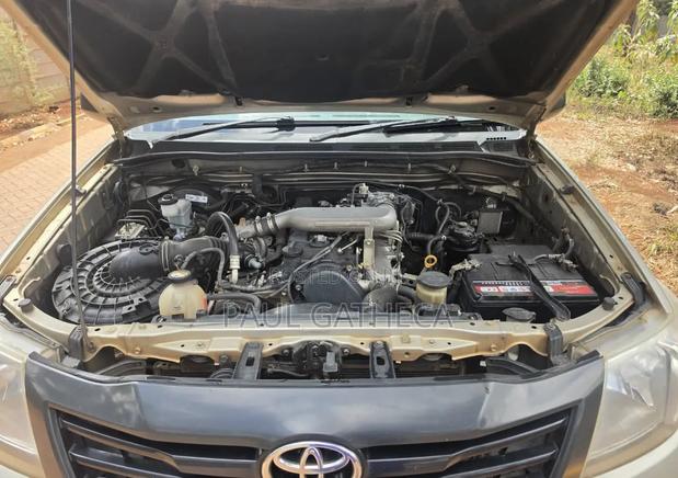 Toyota Hilux 2013 Gold