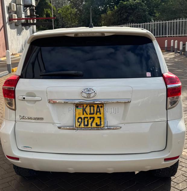 Toyota Vanguard 2013 White