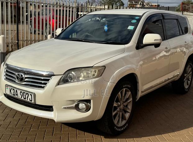 Toyota Vanguard 2013 White