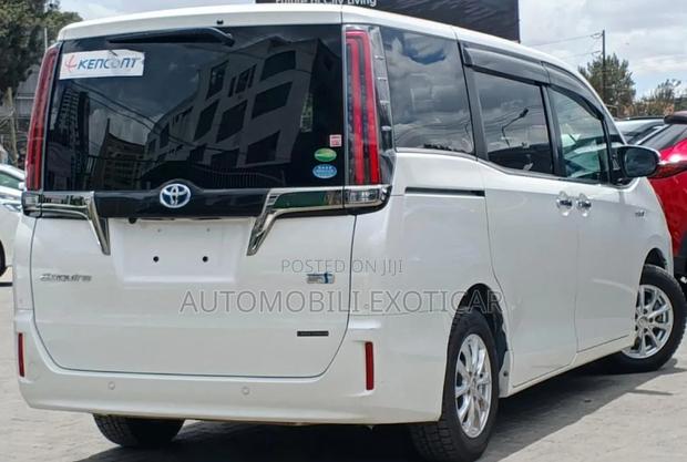 Toyota Esquire 1.8 FWD Hybrid (7 seater) 2019 Pearl