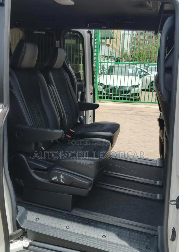 Toyota Esquire 1.8 FWD Hybrid (7 seater) 2019 Pearl