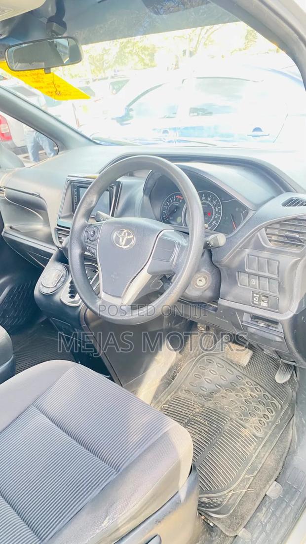 Toyota Noah 2018 Silver