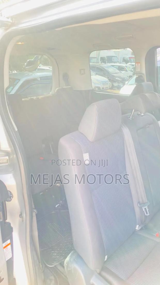 Toyota Noah 2018 Silver