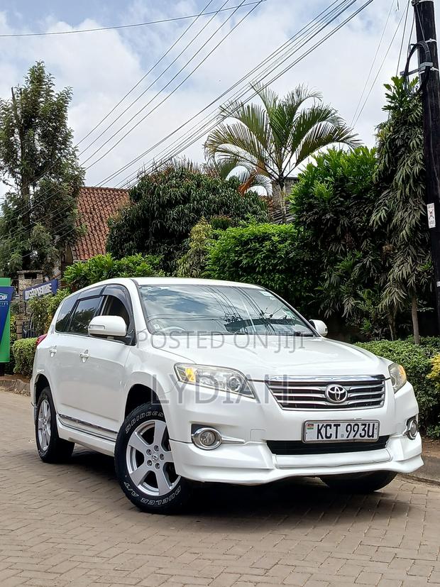 Toyota Vanguard 2012 White