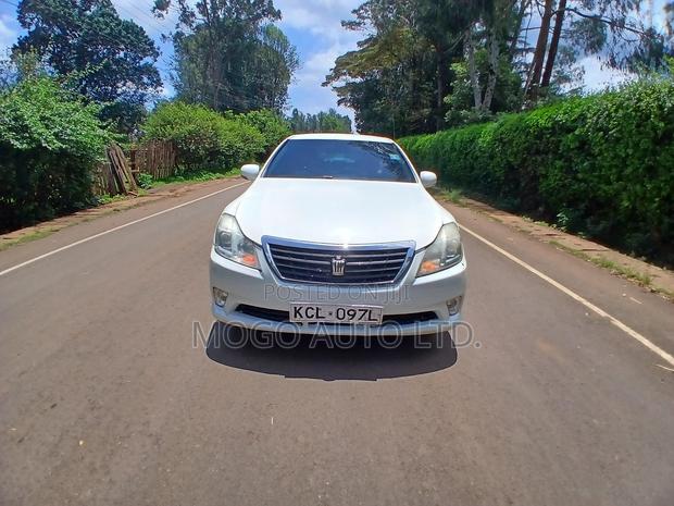 Toyota Crown 2010 White