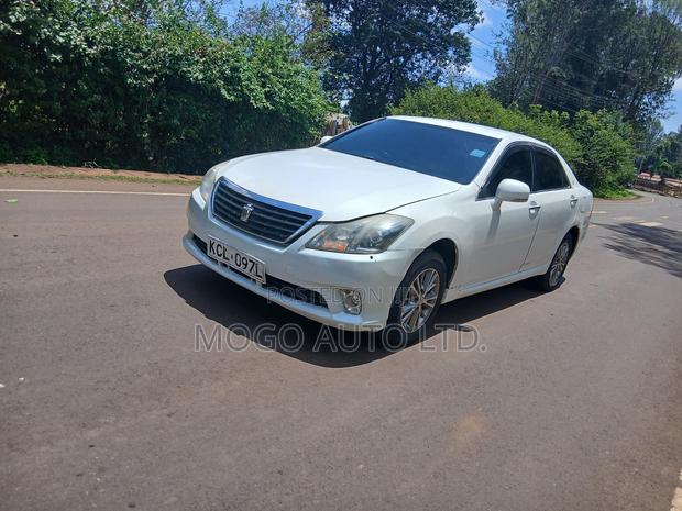Toyota Crown 2010 White