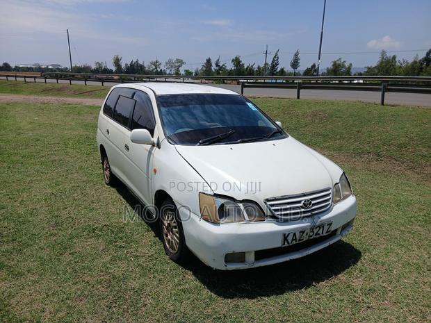 Toyota Gaia 2000 White