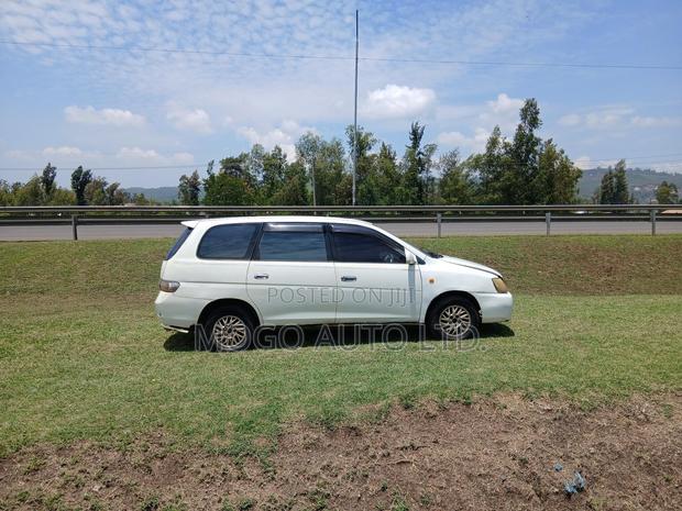 Toyota Gaia 2000 White