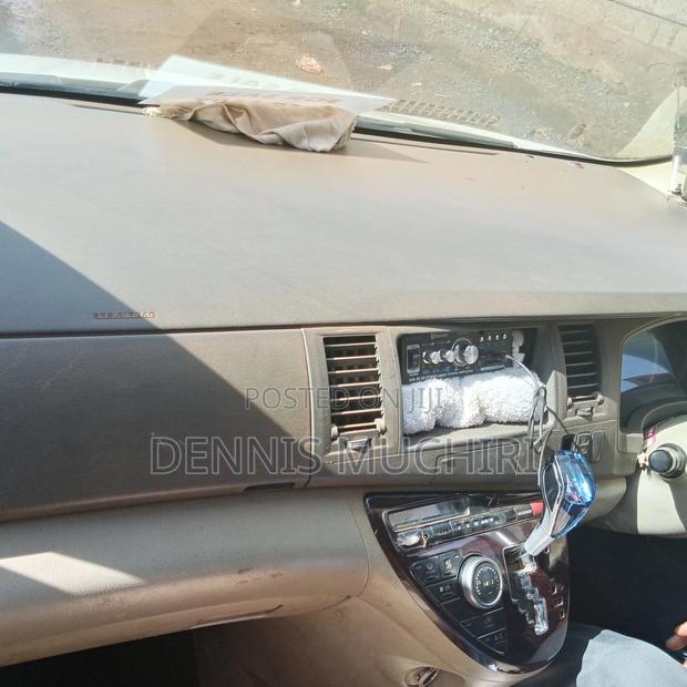 Toyota ISIS 2010 White