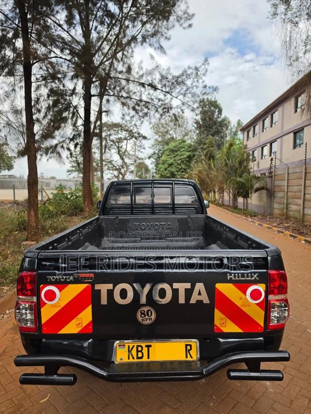 Toyota Hilux 2012 Black