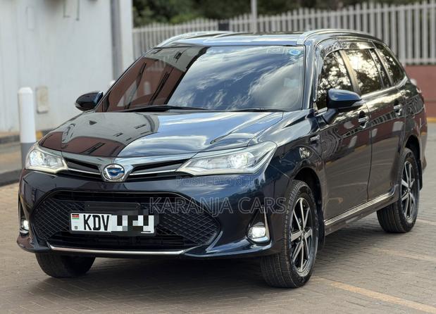 Toyota Corolla Fielder 1.5 Hybrid FWD 2019 Blue