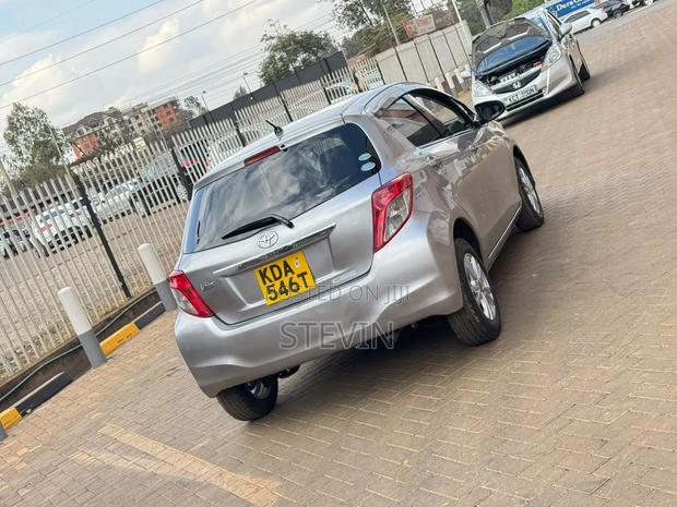 Toyota Vitz 2013 Silver