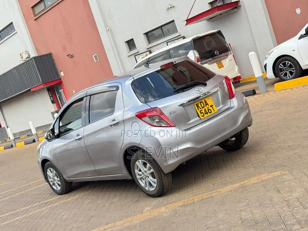 Toyota Vitz 2013 Silver