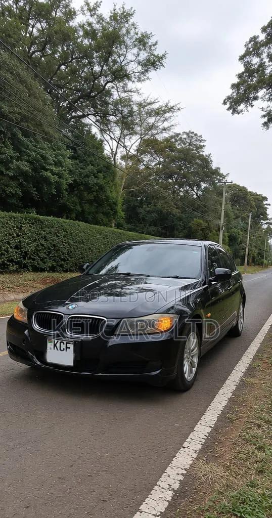 BMW 320i Sedan RWD 2011 Black