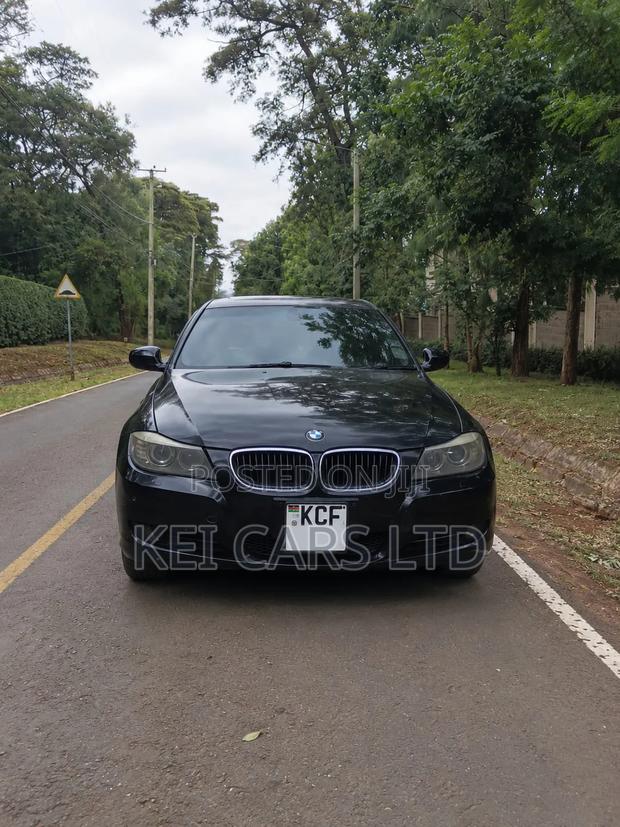 BMW 320i Sedan RWD 2011 Black