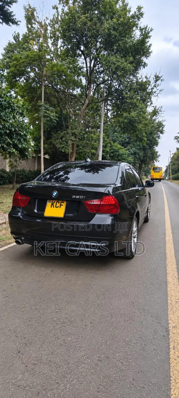 BMW 320i Sedan RWD 2011 Black