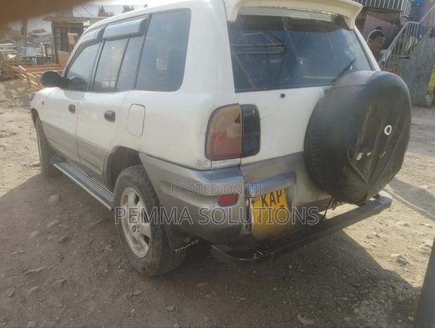 Toyota RAV4 2001 White