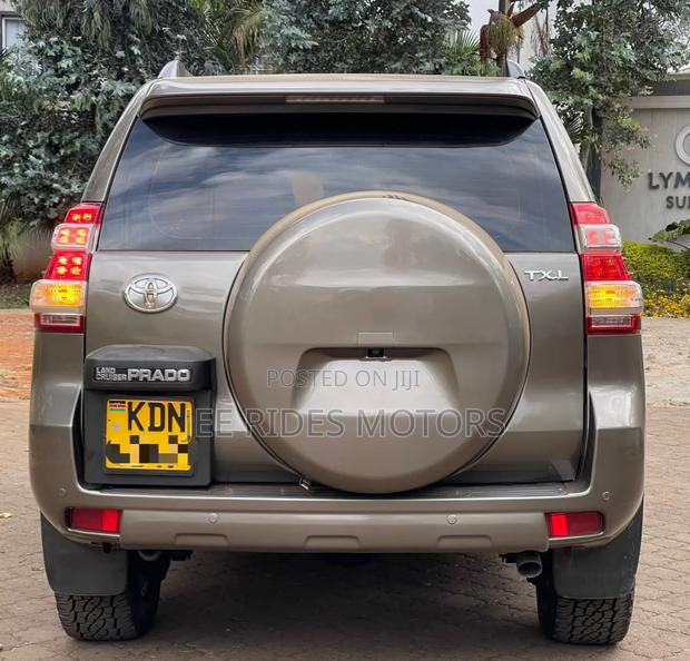 Toyota Land Cruiser Prado 2016 Brown