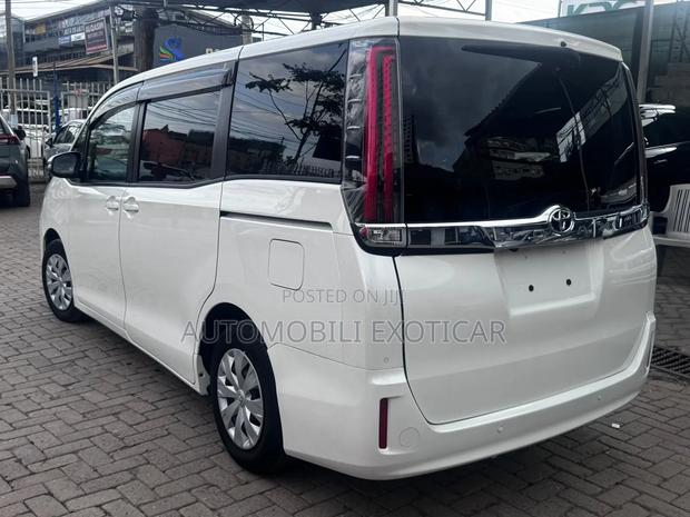 Toyota Noah 2.0 AWD (8 Seater) 2019 Off white