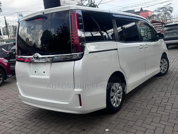 Toyota Noah 2.0 AWD (8 Seater) 2019 Off white