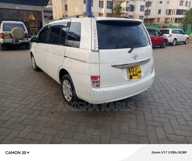 Toyota ISIS 2015 White
