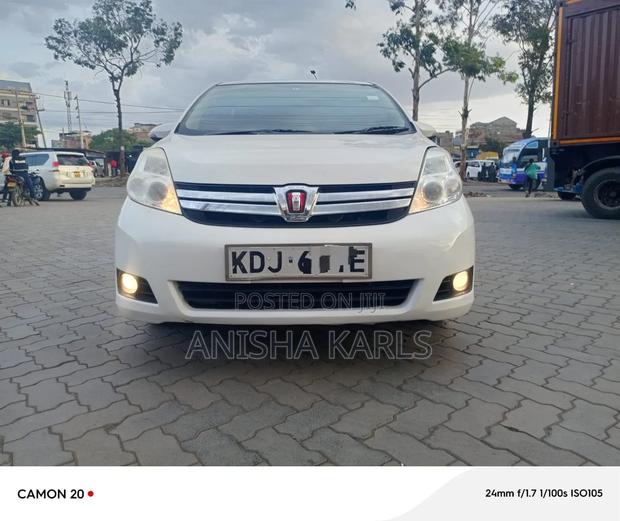 Toyota ISIS 2015 White
