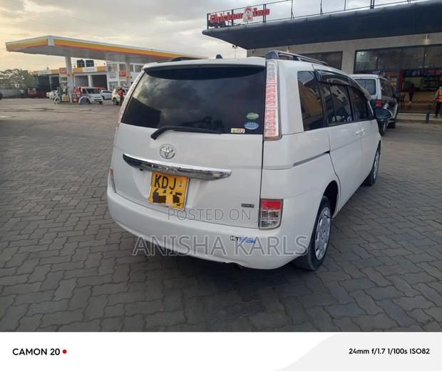 Toyota ISIS 2015 White