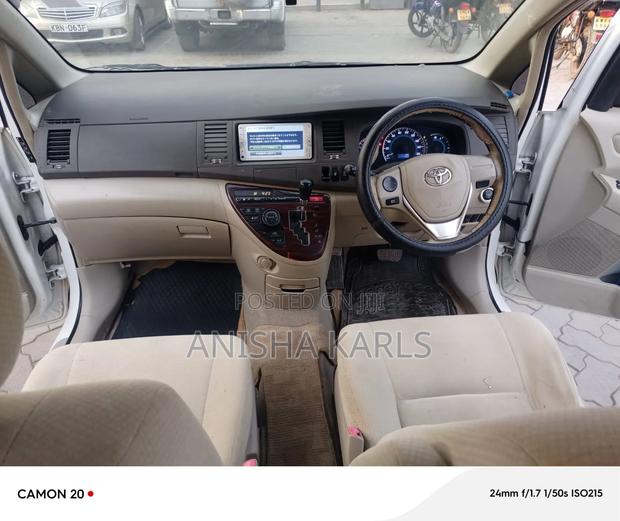 Toyota ISIS 2015 White