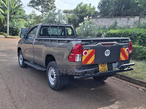 Toyota Hilux 2025 Gray