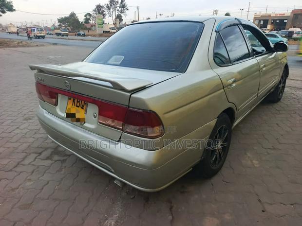 Nissan FB15 2007 Gold