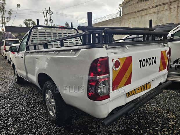 Toyota Hilux 2012 White