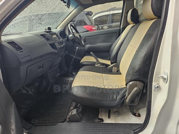 Toyota Hilux 2012 White