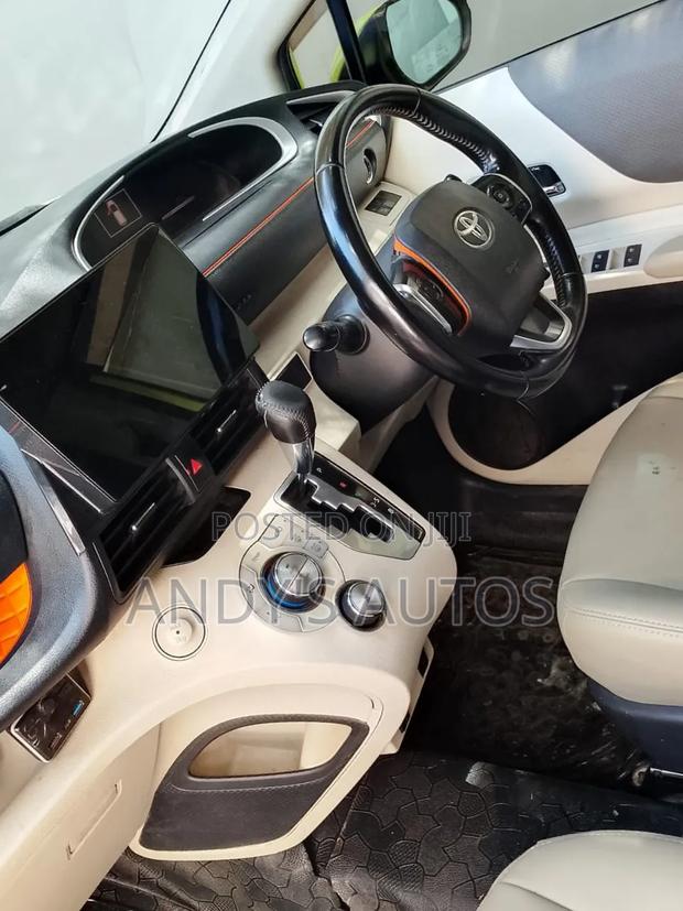 Toyota Sienta 1.5 FWD 2015 Yellow